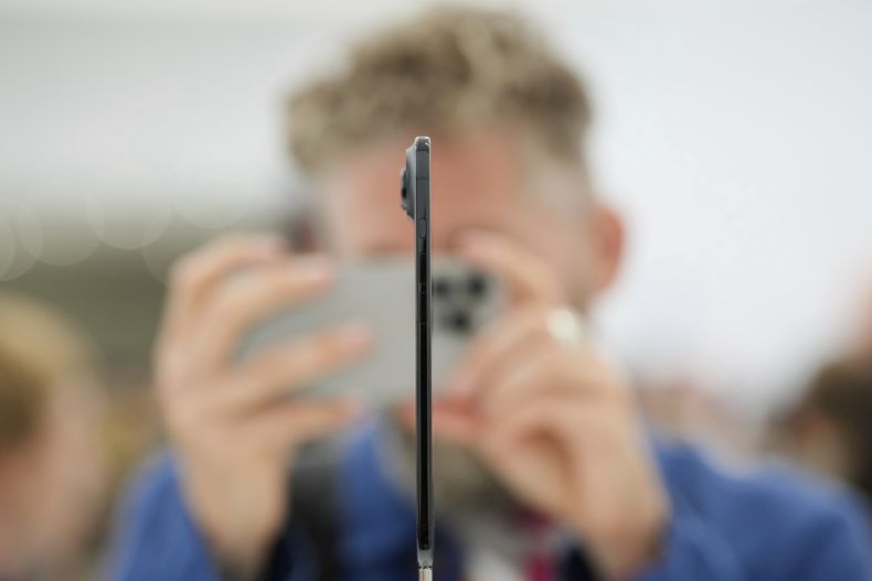 El iPhone Air durante el anuncio de nuevos productos de Apple, en Apple Park, el martes 9 de septiembre de 2025, en Cupertino, California. (AP Foto/Godofredo A. Vásquez)