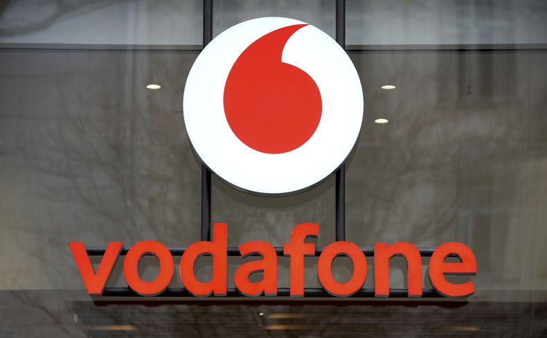 ARCHIVO - El logo de la empresa británica de telefonía celular Vodafone es exhibido en la entrada de una de sus tiendas en Berlín, Alemania, el martes 1 de febrero de 2022. (AP Foto/Michael Sohn, archivo)
