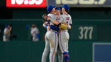 Tyrone Taylor, A.J. Ewing y Carson Benge de los Mets de Nueva York celebran la victoria en la 12ma entrada ante los Nacionales de Washington el lunes 18 de mayo del 2026. (AP Foto/Jess Rapfogel)