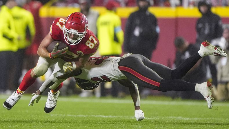 El safety de los Buccaneers de Tampa Bay, Josh Hayes (32), golpea al ala cerrada de los Chiefs de Kansas City, Travis Kelce (87), durante la segunda mitad de un partido de fútbol americano de la NFL, el lunes 4 de noviembre de 2024, en Kansas City, Missouri. (Foto AP/Charlie Riedel)