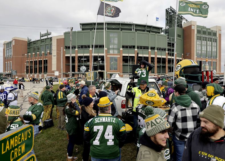 En fto del 22 de noviembre del 2023, aficionados afuera del Lambeau Field para el encuentro entre los Cowboys de Dallas y los Packers de Green Bay. El lunes 22 de mayo del 2023, eligen a Green Bay como sede del draft 2025. (AP Foto/Mike Roemer)