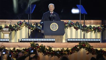 El presidente Joe Biden durante la ceremonia de encendido del árbol de Navidad Nacional, el jueves 5 de diciembre de 2024, en Washington. (AP Foto/Mark Schiefelbein)