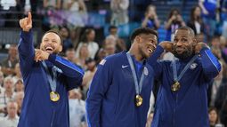 De izquierda a derecha, los estadounidenses Stephen Curry, Anthony Edwards y LeBron James celebran tras vencer a Francia en la final del baloncesto masculino de los Juegos Olímpicos de París, el sábado 10 de agosto de 2024. (AP Foto/Rebecca Blackwell)