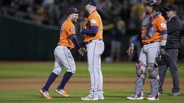 El venezolano José Altuve (izquierda), festeja con Ryan Pressly, su compañero en los Astros de Houston, tras la victoria sobre los Atléticos de Oakland, el viernes 26 de mayo de 2023 (AP Foto/Godofredo A. Vásquez)