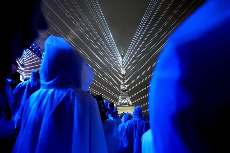 Rayos de luz iluminan al Torre Eiffel durante la ceremonia de apertura de los Juegos Olímpicos de París, el viernes 26 de julio de 2024. (AP Foto/Robert F. Bukaty)