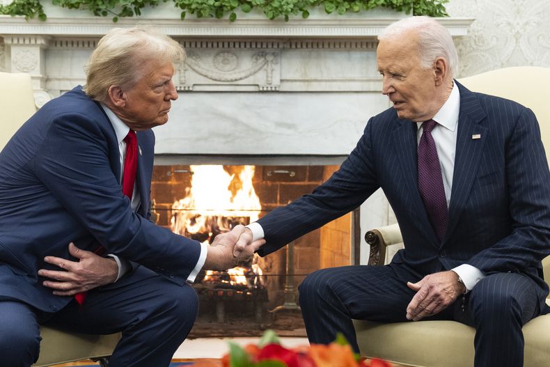El presidente Joe Biden se reúne con el presidente electo Donald Trump en la Oficina Oval de la Casa Blanca en Washington el 13 de noviembre del 2024. (AP foto/Evan Vucci)