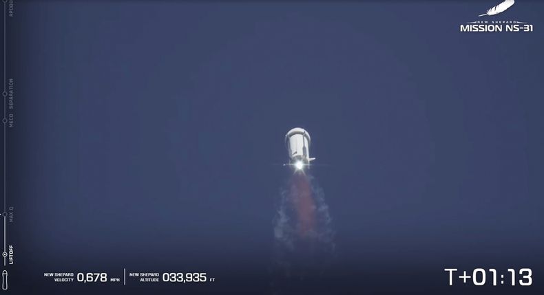 Esta imagen tomada de un video proporcionado por Blue Origin muestra al cohete New Shepard despegar en el oeste de Texas, el lunes 14 de abril de 2025. (Blue Origin vía AP)