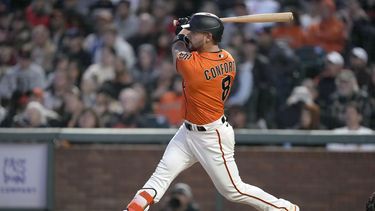 Michael Conforto, de los Gigantes de San Francisco, conecta un doble de dos carreras a los Diamondbacks de Arizona, en la quinta entrada del encuentro en San Francisco, el viernes 23 de junio de 2023. (AP Foto/Tony Avelar)