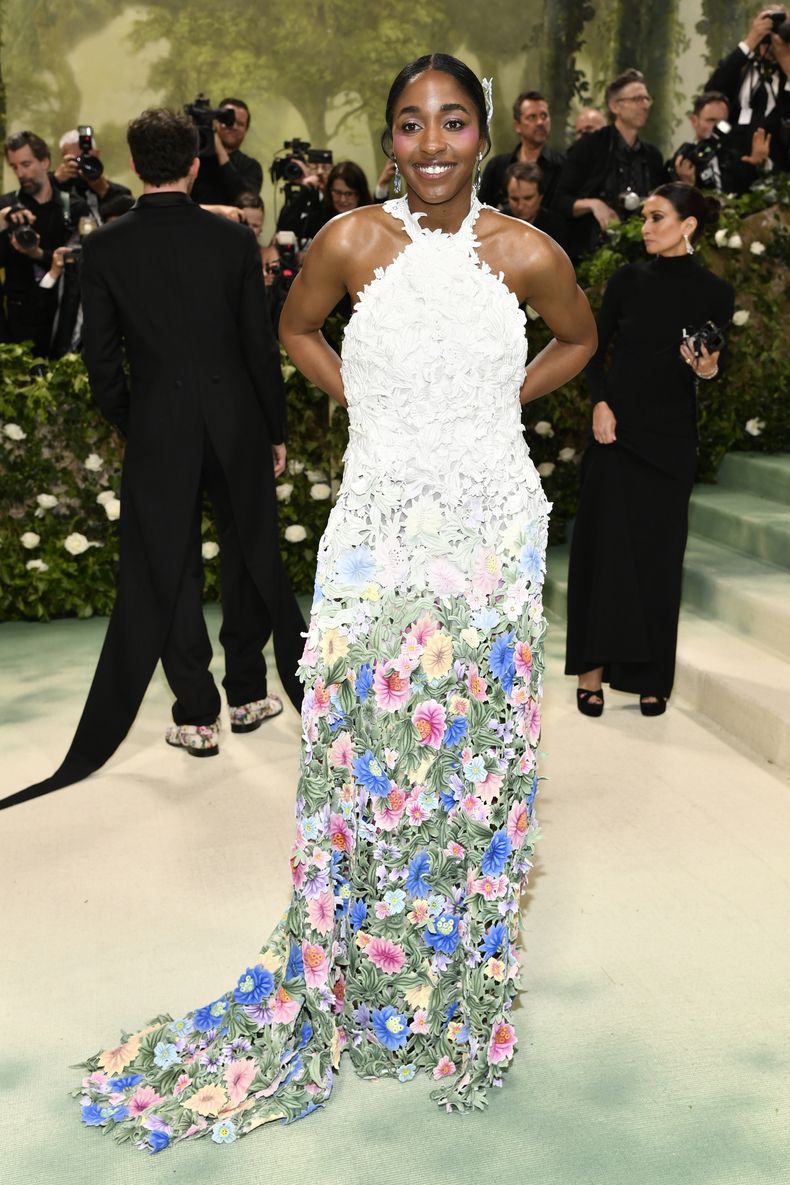 Ayo Edebiri llega a la gala benéfica del Instituto del Vestido del Museo Metropolitano de Arte para celebrar la inauguración de la exposición Sleeping Beauties: Reawakening Fashion el lunes 6 de mayo de 2024, en Nueva York. (Foto Evan Agostini/Invision/AP)