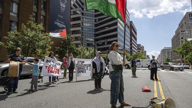 Manifestantes propalestinos se reúnen para una protesta ante las oficinas de Associated Press, el jueves 28 de agosto de 2025, en Washington. (AP Foto/Jon Cherry)