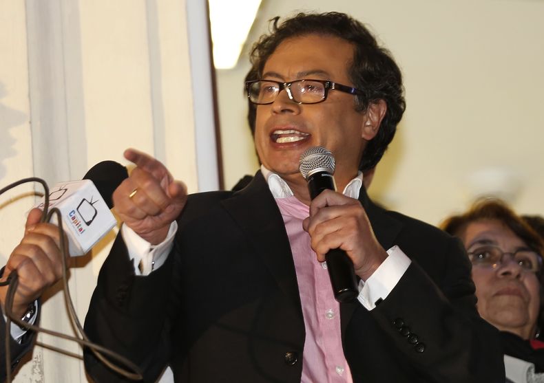 El alcalde de Bogot&aacute;, Gustavo Petro, habla ante simpatizantes desde el balc&oacute;n de la alcald&iacute;a el lunes 9 de diciembre de 2013, en Bogot&aacute;, Colombia. (Foto AP/Fernando Vergara)