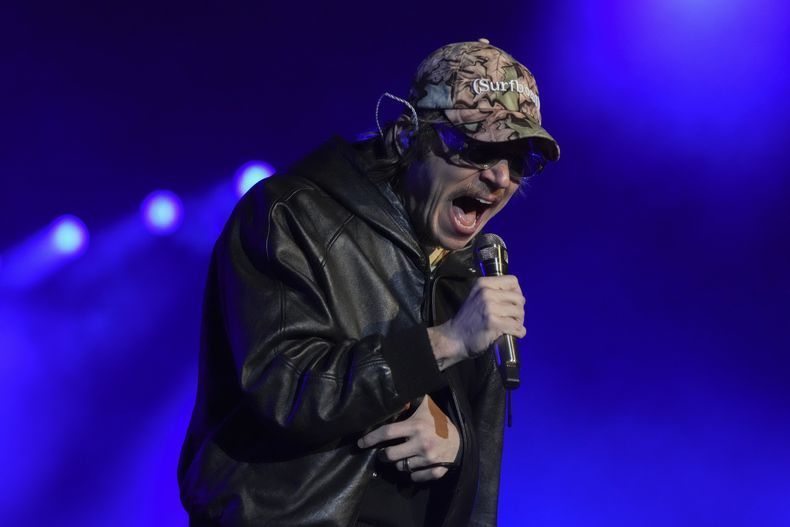 Matt Shultz, de Cage The Elephant, durante su presentación en el festival Corona Capital en la Ciudad de México, el viernes 15 de noviembre de 2024. (Foto AP/Eduardo Verdugo)