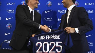 Luis Enrique (izquierda), nuevo técnico del Paris-Saint-Germain, saluda al presidente Nasser Al-Khelaifi durante una rueda de prensa, el miércoles 5 de julio de 2023, en Poissy, Francia. (AP Foto/Aurelien Morissard)