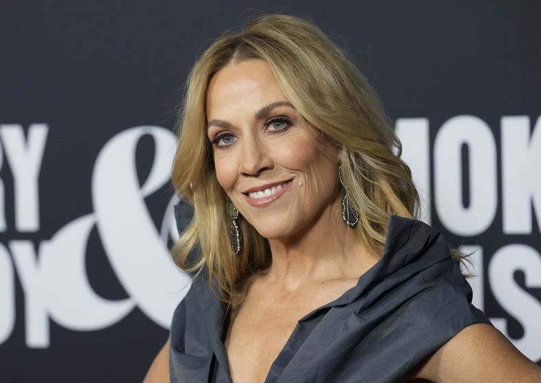 ARCHIVO - Sheryl Crow llega ala gala MusiCares Person of the Year en honor a Berry Gordy y Smokey Robinson en el Centro de Convenciones de Los Ángeles el 3 de febrero de 2023. Missy Elliott, Kate Bush, Willie Nelson, Sheryl Crow, Chaka Khan, el creador de Soul Train Don Cornelius y el fallecido George Michael serán incorporados al Salón de la Fama del Rock and Roll el viernes. (Foto AP/Chris Pizzello, archivo)