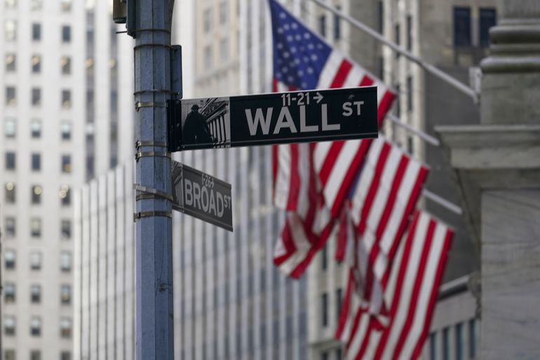 Wall Street abre con leve baja tras alza de la semana pasada