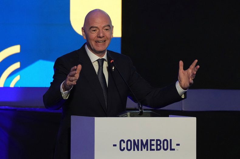 El presidente de la FIFA Gianni Infantino durante el congreso de la CONMEBOL, el jueves 23 de abril de 2026, en Quito. (AP Foto/Dolores Ochoa)