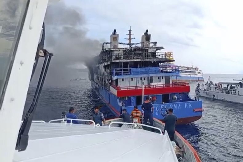 En esta fotografía extraída de un video publicado por la Agencia Nacional de Búsqueda y Rescate de Indonesia (BASARNAS), se observa cómo un barco de rescate se acerca al ferry de pasajeros KM Barcelona 5 después que se incendiara en las aguas de la isla Talise en el norte de Sulawesi, Indonesia, el domingo 20 de julio de 2025. (BASARNAS vía AP)