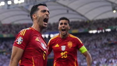 El español Mikel Merino celebra con su compañero Rodri tras anotar el gol de la victoria en el duelo de cuartos de final de la Eurocopa ante Alemania en Stuttgart el viernes 5 de julio del 2024. (AP Foto/Manu Fernandez)