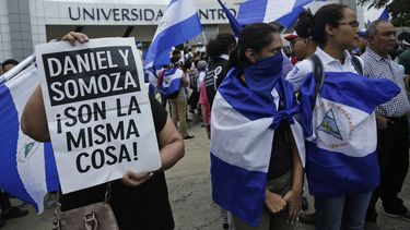 ARCHIVO - Manifestantes protestan fuera de la jesuita Universidad Centroamericana de Nicaragua, UCA, en reclamo del 6% de su presupuesto nacional en Managua, Nicaragua, el 2 de agosto de 2018. El gobierno de Nicaragua ordenó el miércoles 23 de agosto de 2023 el cierre y la expropiación de los bienes de la Asociación Compañía de Jesús una semana después de haber clausurado y confiscado la UCA, de la misma congregación católica. (AP Foto/Arnulfo Franco, Archivo)
