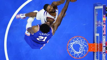 Embiid vuelve con doble doble; 76ers vencen a Suns