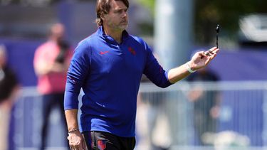 El argentino Mauricio Pochettino, de Estados Unidos, supervisa una práctica en Seattle el domingo 5 de julio de 2026 (AP Foto/Manu Fernández)