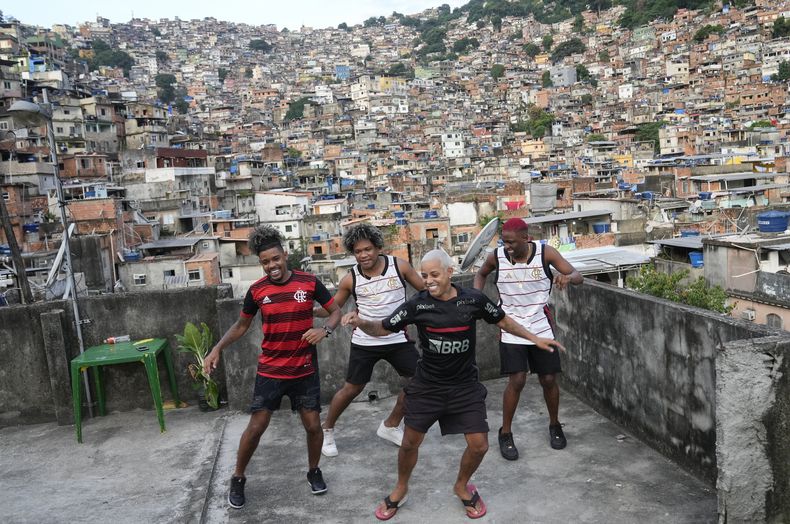 Jóvenes interpretan el estilo de baile callejero conocido como passinho para sus cuentas de redes sociales, en la favela Rocinha de Río de Janeiro, Brasil, el miércoles 17 de abril de 2024. El passinho, o pequeño paso, creado en la década del 2000 por jóvenes de las favelas de Río, fue declarado patrimonio cultural inmaterial por los legisladores estatales. (Foto AP/Silvia Izquierdo)