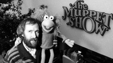 ARCHIVO - El creador de los Muppets Jim Henson posa con una de sus creaciones en la oficina de Henson en la calle 69 en Nueva York el 6 de febrero de 1984. Henson es retratado en el documental Jim Henson: Idea Man. (Foto AP/G. Paul Burnett, archivo)
