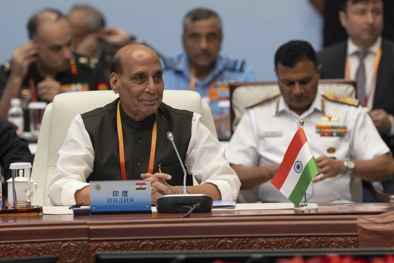 El ministro indio de Defensa, Rajnath Singh, a la izquierda, asiste a la reunión de ministros de defensa de la Organización de Cooperación de Shanghái, en Qingdao, en la provincia oriental china de Shandong, el jueves 26 de junio de 2025. (AP Foto/Ng Han Guan)