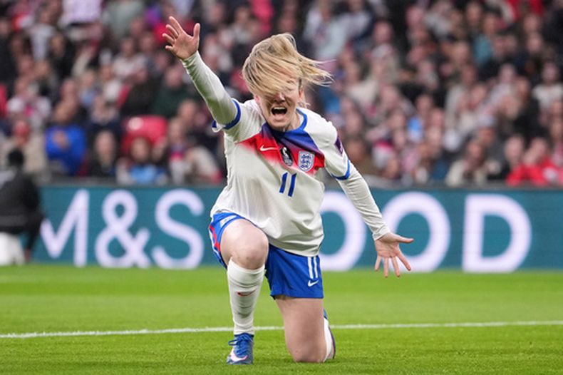 Lauren Hemp celebra tras anotar el primer gol de su equipo durante un juego de fútbol de clasificación para la Copa Mundial Femenina 2027, correspondiente al Grupo C, entre Inglaterra y España en Londres, el martes 14 de abril de 2026. (Foto AP/Kin Cheung)