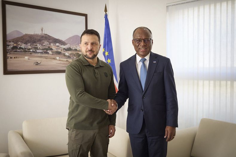 En esta imagen proporcionada por la oficina de prensa de la presidencia ucraniana, el presidente de Ucrania, Volodymyr Zelenskyy, a la izquierda, se reúne con el primer ministro de Cabo Verde, Ulisses Correia e Silva, en Cabo Verde, el sábado 9 de diciembre de 2023 en una escala en su viaje a Argentina para la asunción del recién elegido presidente Javier Milei. (Oficina de Prensa de la presidencia ucraniana via AP)