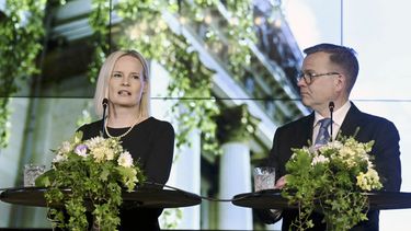 El nuevo primer ministro de Finlandia, Petteri Orpo, y su ministra de Hacienda, Riikka Purra, realizan una conferencia en Helsinki, 11 de julio de 2023. (Jussi Nukari/Lehtikuva via AP)