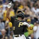 El dominicano Liover Peguero, de los Piratas de Pittsburgh, festeja luego de conectar un jonrón de dos carreras ante los Tigres de Detroit, el martes 1 de agosto de 2023 (AP Foto/Matt Freed)