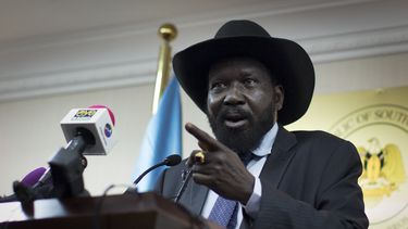 americateve | ARCHIVO - En esta foto del 20 de enero del 2014, el presidente de Sud&aacute;n del Sur, Salva Kiir, habla en una conferencia de prensa en Juba, Sud&aacute;n del Sur.(Foto AP/Mackenzie Knowles-Coursin)