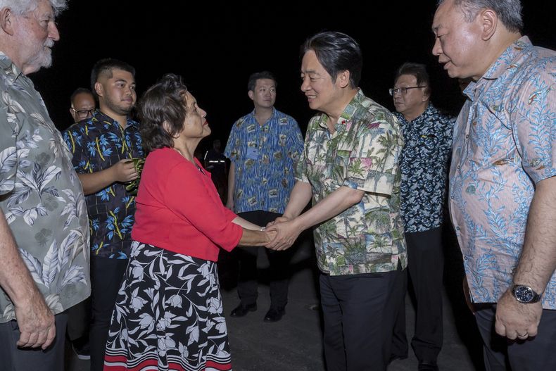 En esta imagen, distribuida por la Oficina de la Presidencia de Taiwán, el presidente Lai Ching-te (centro, derecha), es recibido por la gobernadora de Guam, Lou Leon Guerrero, a su llegada a un aeropuerto en Guam, el 4 de diciembre de 2024. (Oficina de la Presidencia de Taiwán vía AP)