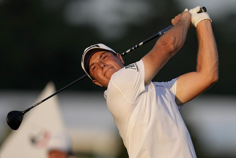 El noruego Viktor Hovland sale al hoyo 16 en la tercera jornada del Tour Championship, el sábado 26 de agosto de 2023, en Atlanta (AP Foto/Mike Stewart)