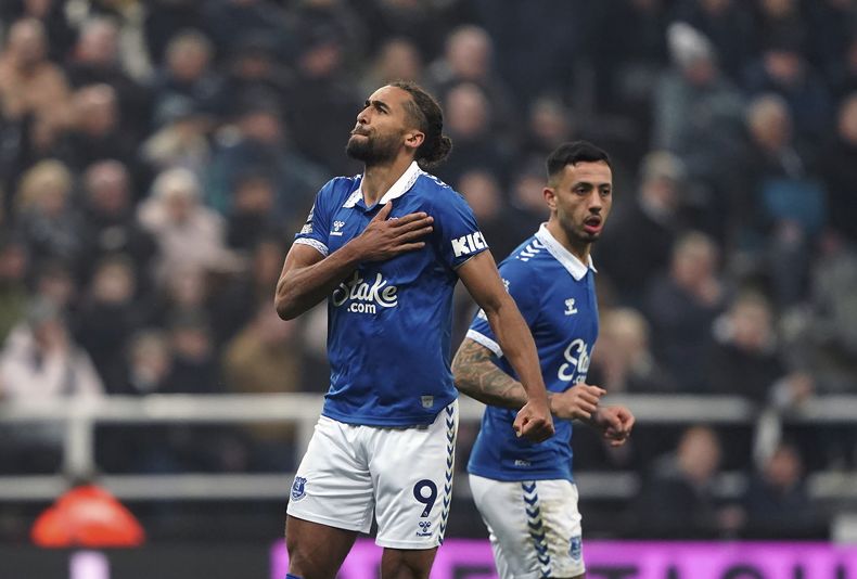 Dominic Calvert-Lewin del Everton celebra tras anotar el prier gol de su equipo en el encuentro ante el Newcastle en la Liga Premier el martes 2 de abril del 2024. (Owen Humphreys/PA via AP)