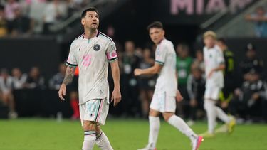 Lionel Messi, del Inter Miami, mira el reloj durante el partido ante el Crew de Columbus, el sábado 1 de agosto de 2026 (AP Foto/Marta Lavandier)