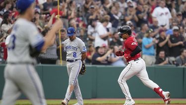 Bo Naylor, de los Guardianes de Cleveland, recorre las bases luego de conectar un jonrón en el juego del martes 25 de julio de 2023, ante los Reales de Kansas City (AP Foto/Sue Ogrocki)