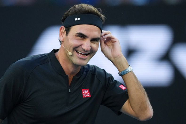 ARCHIVO - El tenista suizo Roger Federer reacciona con su pareja Andre Agassi, de Estados Unidos, en su partido de dobles contra los australianos Lleyton Hewitt y Pat Rafter durante la Ceremonia de Apertura del Abierto de Australia, el 17 de enero de 2026, en Melbourne, Australia. (AP Foto/Aaron Favila, Archivo)