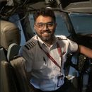 En esta imagen sin fecha, publicada en los perfiles del Ministerio de Exteriores de Israel en redes sociales, el capitán indio Smit Machchhar, en la cabina de un avión en un lugar no revelado. Machchhar estaba a los mandos del avión de FlyDubai que se tuvo que desviar a Tabuk, Arabia Saudí, para un aterrizaje de emergencia el 30, de septiembre de 2026. (Ministerio de Exteriores de Israel vía AP)