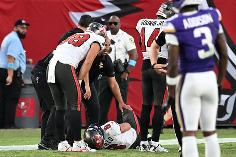 Baker Mayfield (6), quarterback de los Buccaneers de Tampa Bay, yace tendido en el campo después de sufrir una lesión durante la segunda mitad del partido de la NFL en contra de los Vikings de Minnesota, el domingo 27 de septiembre de 2026, en Tampa, Florida. (AP Foto/Jason Behnken)