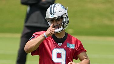 ARCHIVO - El quarterback Bryce Young, de los Panthers de Carolina, asiente con un gesto durante el minicampamento para novatos de la NFL, el viernes 12 de mayo de 2023, en Charlotte, Carolina del Norte. Los Panthers están contando con la primera selección global del draft, Bryce Young, para ponerle fin a una sequía de cinco años sin playoffs. (AP Foto/Chris Carlson, Archivo)