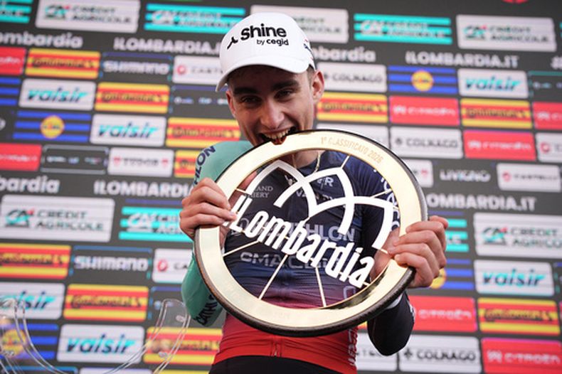 El francés Paul Seixas le da una mordida al trofeo tras ganar el Tour de Lombardía de un día en Como, Italia el sábado 10 de octubre del 2026. (Marco Alpozzi/LaPresse via AP)