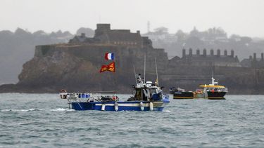 los barcos pesqueros franceses levantaron el bloqueo de la isla de jersey tras la llegada de dos buques de guerra britanicos