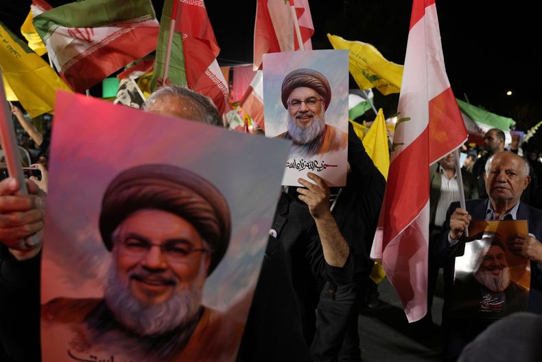 Manifestantes iraníes con retratos del finado líder de Hezbollah Hasán Nasrala, en Teherán el 1 de octubre del 2024. (Foto AP/Vahid Salemi)