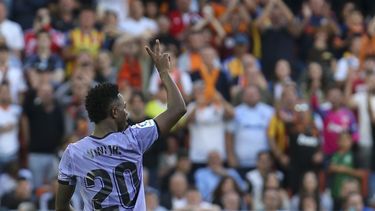 Vinicius Junior del Real Madrid abandona el campo luego de haber sido expulsado durante un partido de La Liga española contra el Valencia, en el estadio Mestalla, en Valencia, España, el domingo 21 de mayo de 2023. (AP Foto/Alberto Saiz)