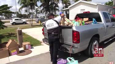ciudad de hialeah gardens reparte alimentos en la zona de las casas mobiles