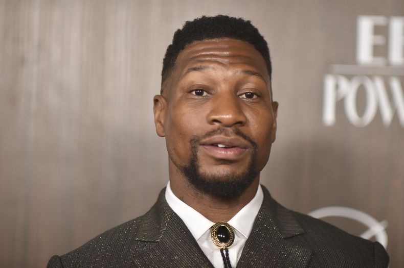 Jonathan Majors llega a EBONY Power 100 el domingo, 17 de noviembre de 2024, en nya studios WEST en Los Angeles. (foto Richard Shotwell/Invision/AP)