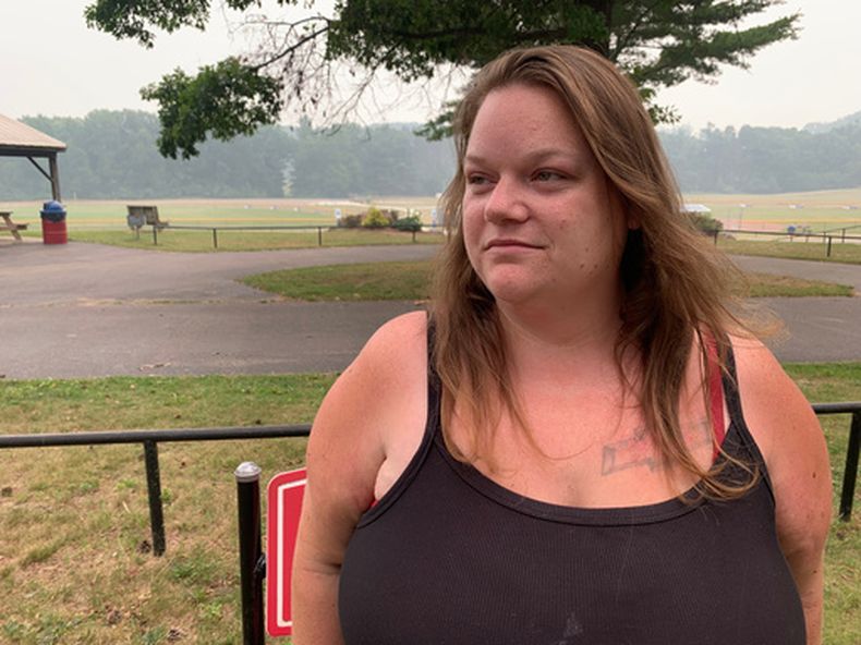 Ashley Brouillette posa para una fotografía en un parque, el jueves 16 de julio de 2026, en Harrison, Michigan. (AP Foto/Mike Householder)