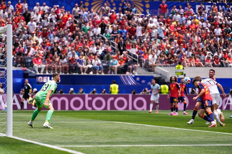 Charles de Ketelaere (derecha), de la selección de Bélgica, anota ante el zaguero Pau Cubarsi y el portero Unai Simón, de España, en un duelo de cuartos de final de la Copa del Mundo, el viernes 10 de julio de 2026, en Inglewood, California (AP Foto/Mark J. Terrill)